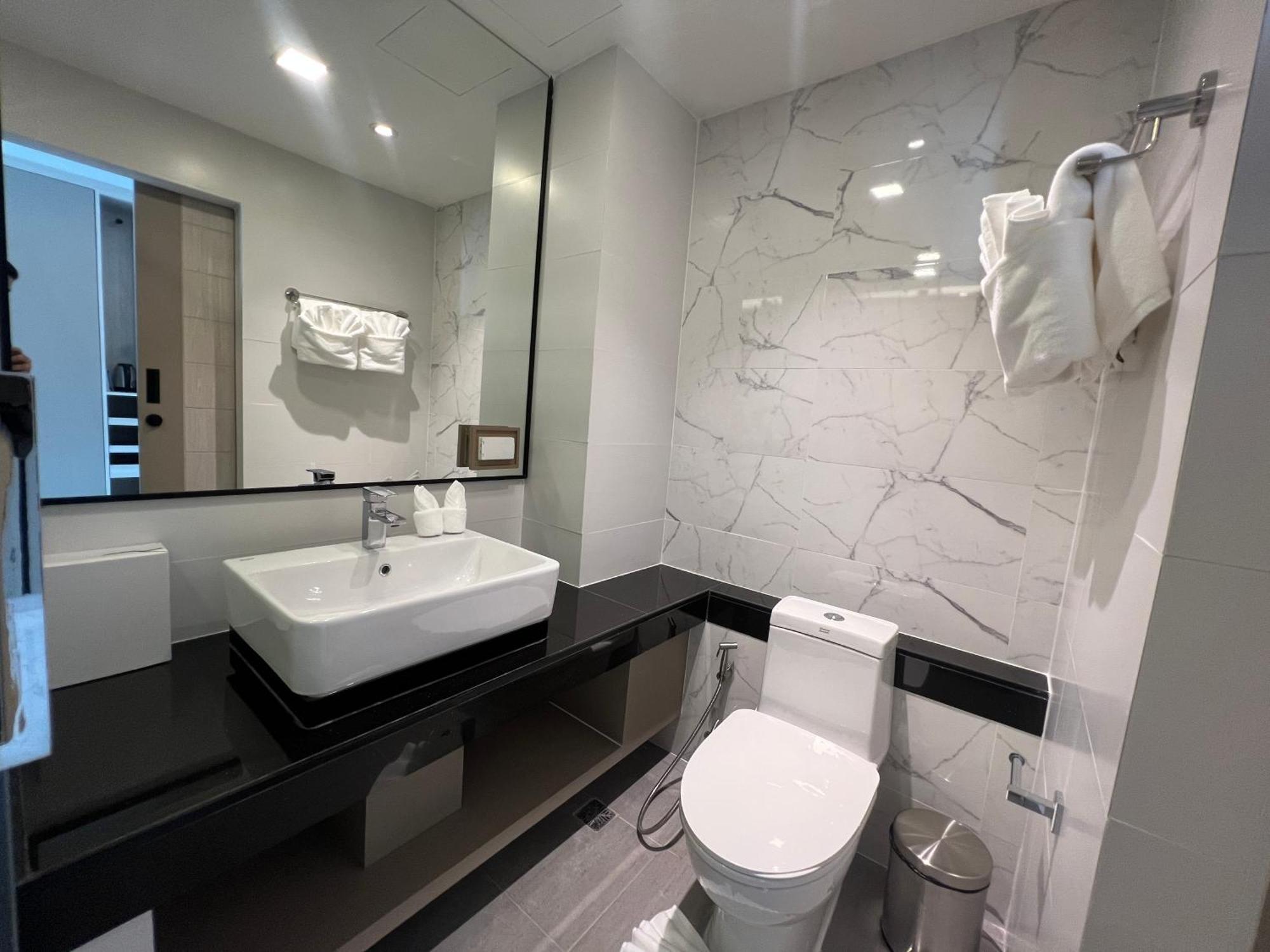 Arni Skye Hotel Банкок Екстериор снимка
